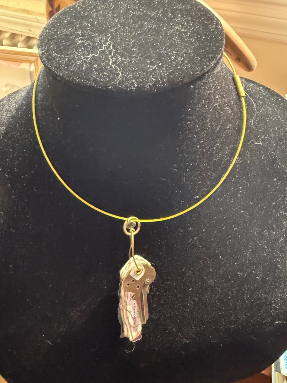UNUSUAL RETRO CHOKER WITH PAPER SAYINGS IN GOLD/SILVER TONES